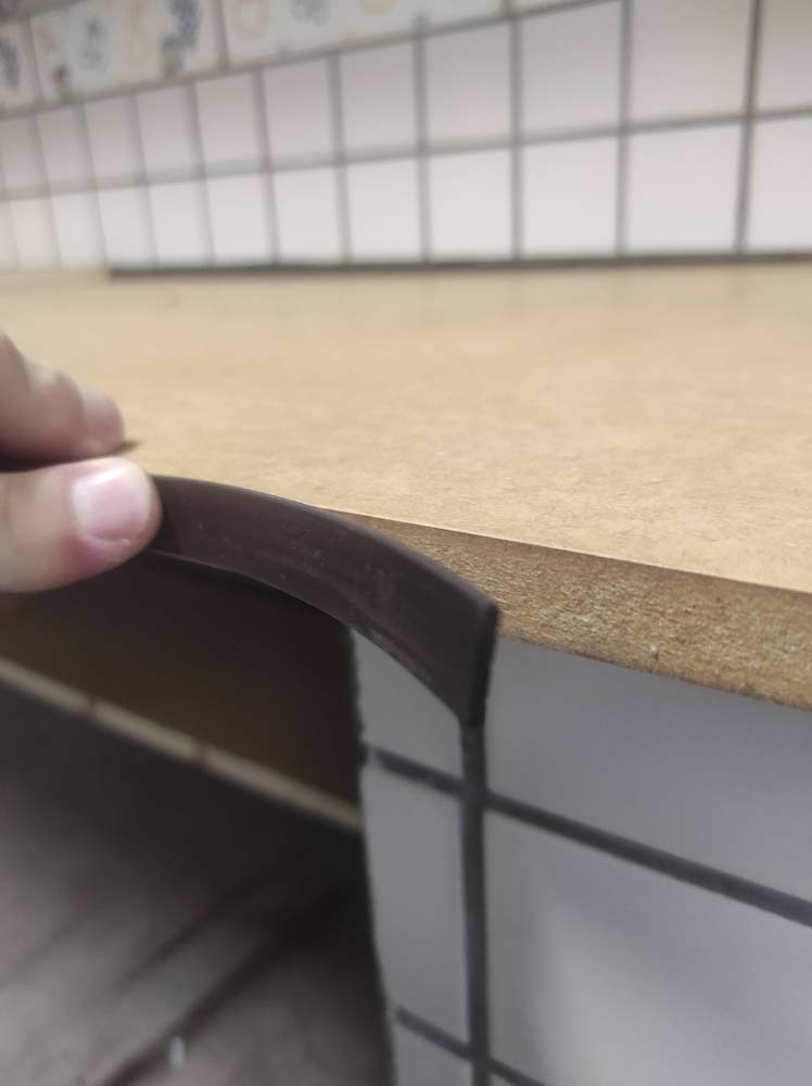 Fixando perfil magnético na prateleira